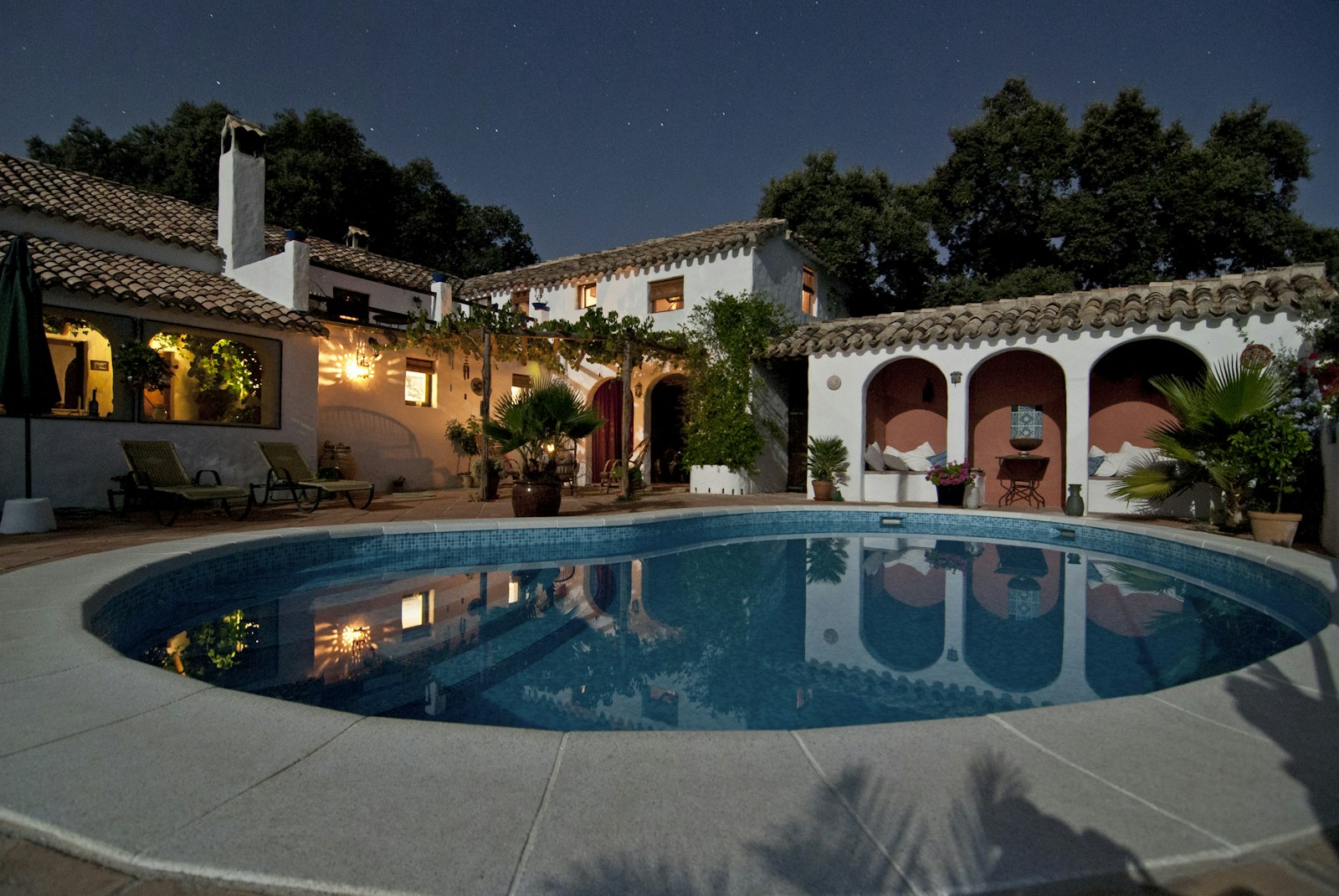 Villa mediterranea illuminata di sera, sotto un cielo stellato